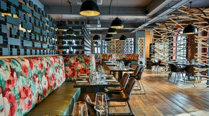 3 restaurants, breakfast, lunch, dinner served; French cuisine