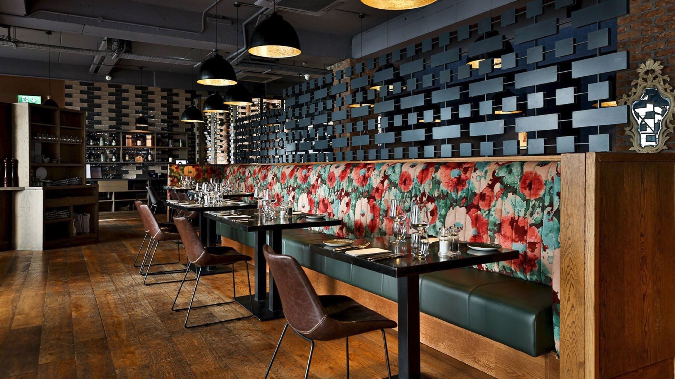 3 restaurants, breakfast, lunch, dinner served; french cuisine