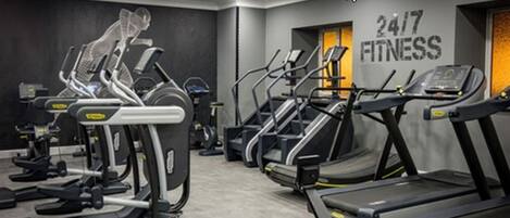 Een sportschool met loopbanden, elliptische trainers en krachttoestellen.