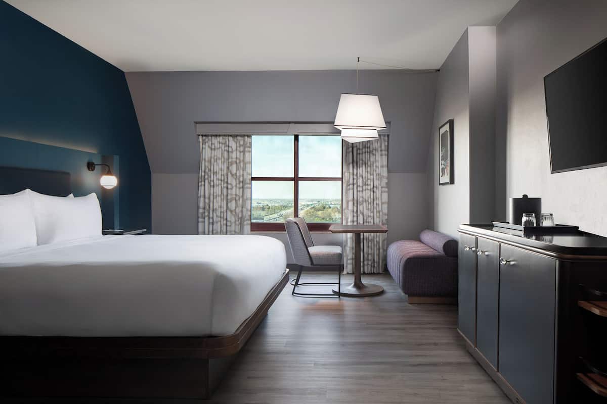 Hypo-allergenic bedding, pillowtop beds, in-room safe, desk