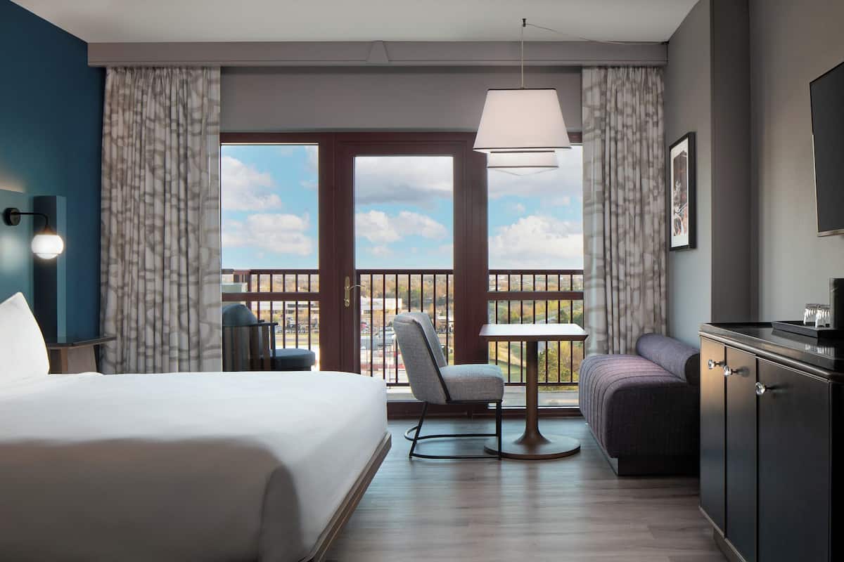 Hypo-allergenic bedding, pillowtop beds, in-room safe, desk