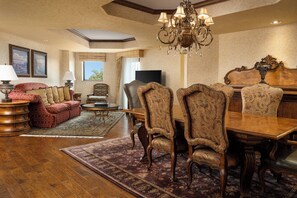 Allergitestet sengetøy, senger med overmadrass og safe på rommet