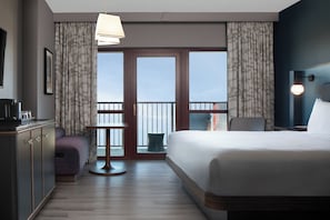 Hypo-allergenic bedding, pillowtop beds, in-room safe, desk - Renaissance Tulsa Hotel & Convention Center (Tulsa)