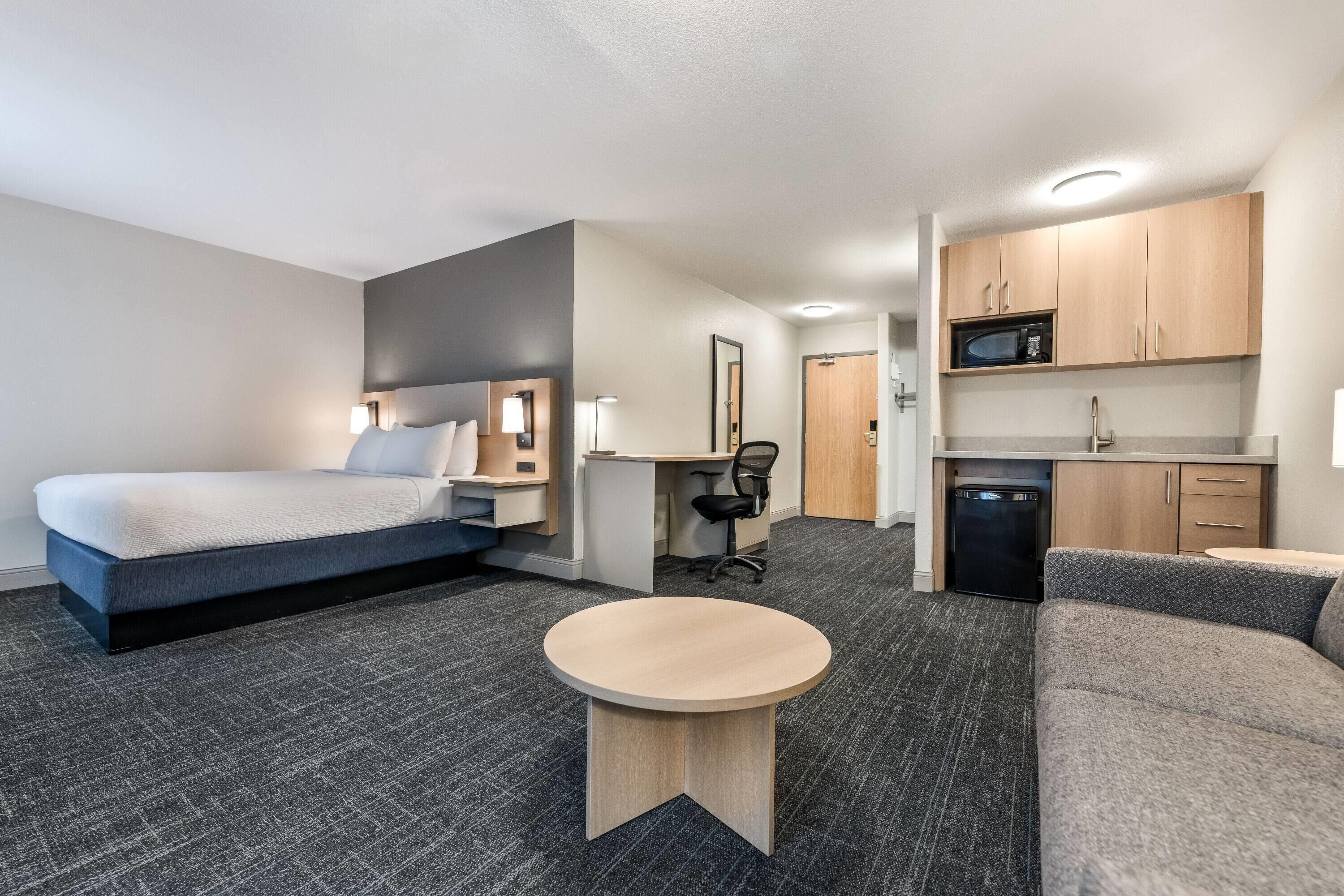 Executive Room, 1 Queen Bed, Non Smoking | Premium bedding, laptop workspace, iron/ironing board, Internet