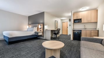 Executive Room, 1 Queen Bed, Non Smoking | Premium bedding, laptop workspace, iron/ironing board, Internet