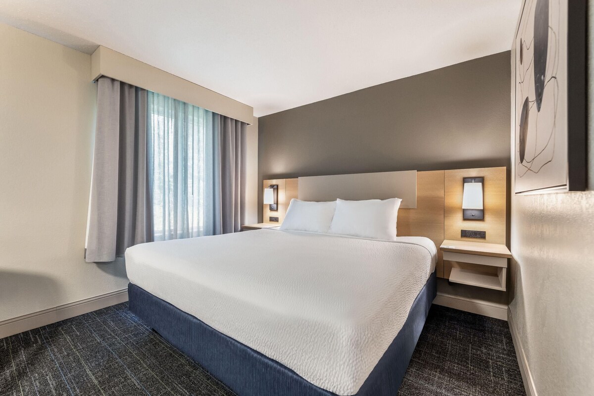 Suite, 1 King Bed, Non Smoking, Hot Tub | Premium bedding, laptop workspace, iron/ironing board