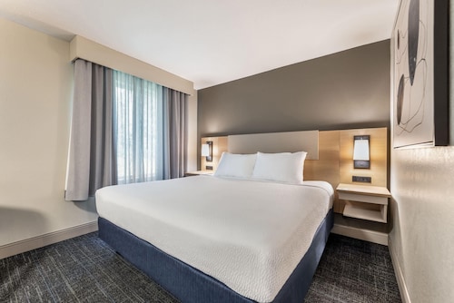 Days Inn & Suites by Wyndham Thunder Bay