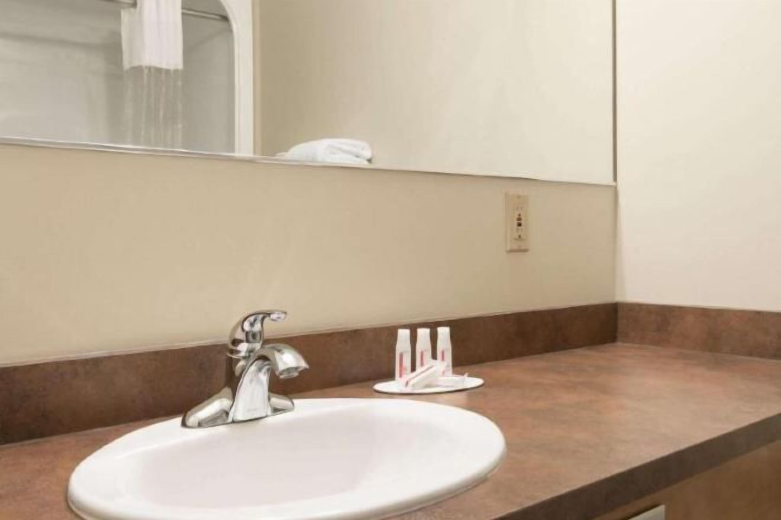 Baño | Tina con regadera, amenidades de baño gratuitas, secadora de cabello 