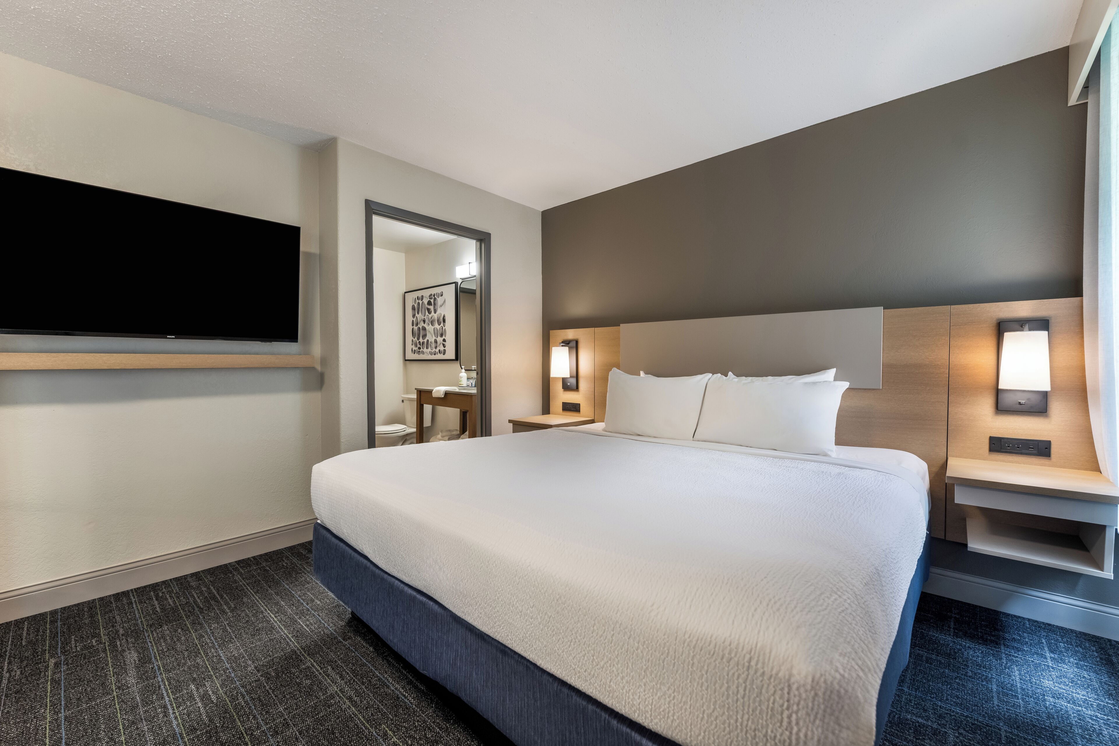 Premium bedding, laptop workspace, iron/ironing board, free WiFi