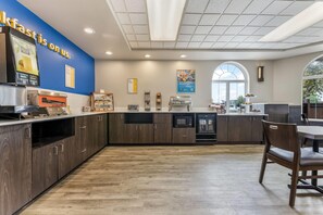 Free daily continental breakfast - Days Inn & Suites by Wyndham Thunder Bay (Thunder Bay)