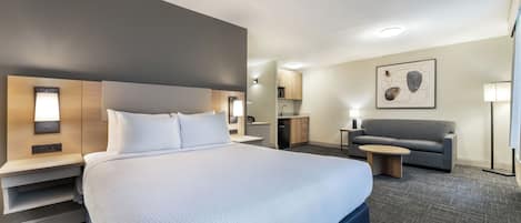 Executive Room, 1 Queen Bed, Non Smoking | Premium bedding, laptop workspace, iron/ironing board, free WiFi