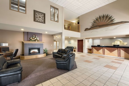 Lobby. Days Inn & Suites by Wyndham Thunder Bay