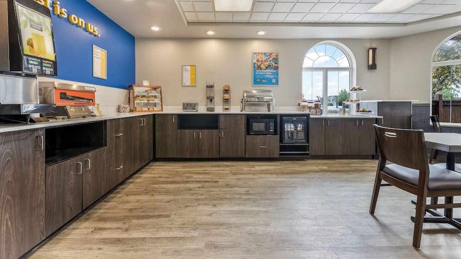 Days Inn & Suites by Wyndham Thunder Bay