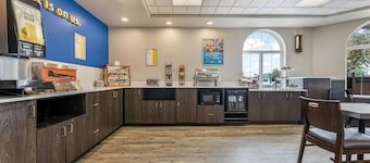 Days Inn & Suites by Wyndham Thunder Bay