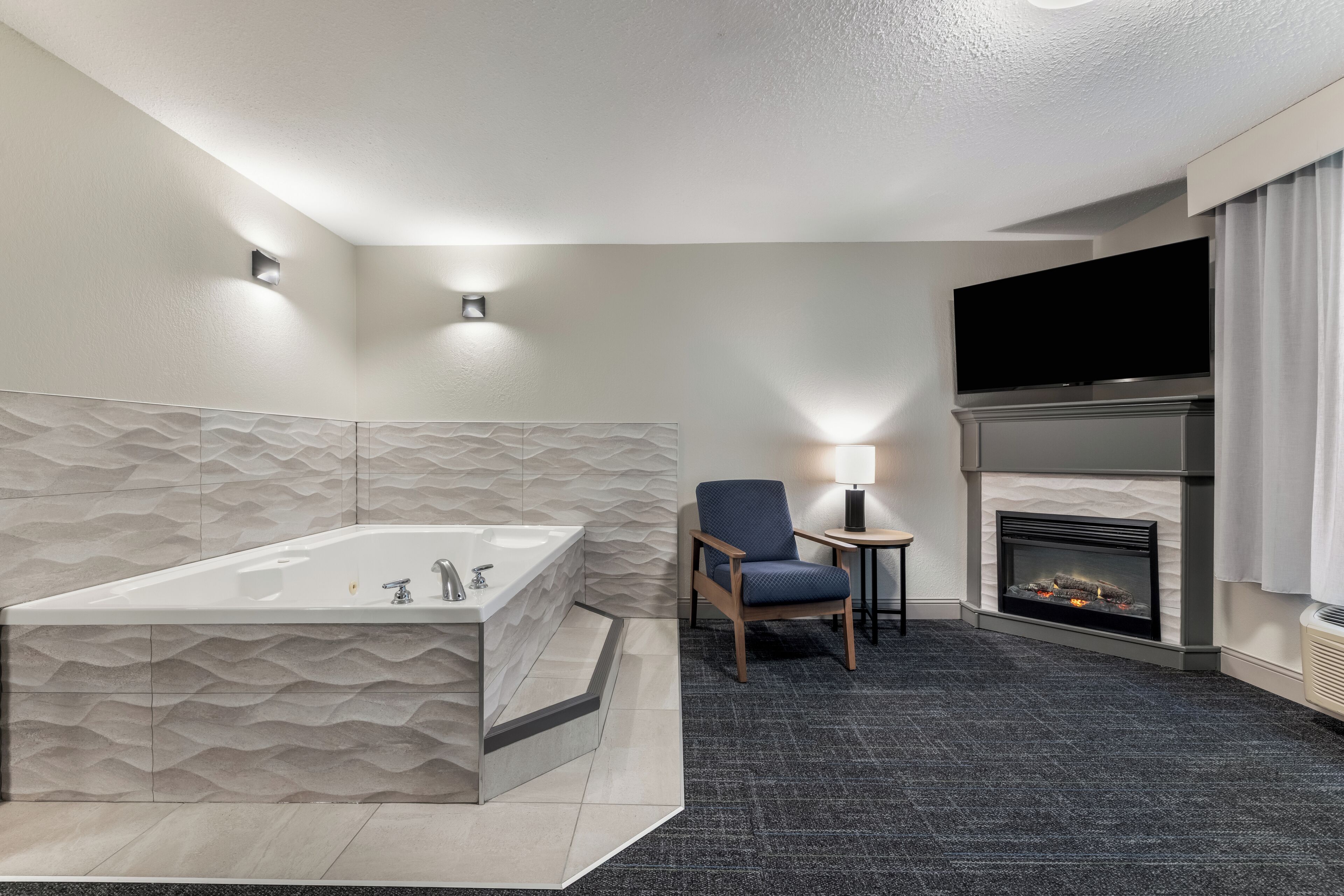 Suite, 1 King Bed, Non Smoking, Hot Tub | Premium bedding, laptop workspace, iron/ironing board