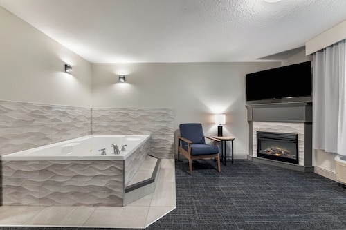 Days Inn & Suites by Wyndham Thunder Bay
