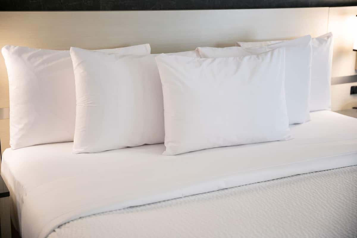 Ropa de cama de alta calidad y espacio para trabajar con laptop