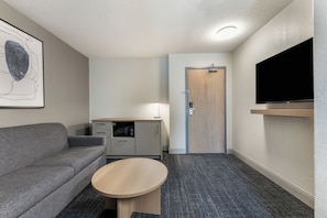 Premium bedding, laptop workspace, iron/ironing board, free WiFi - Days Inn & Suites by Wyndham Thunder Bay (Thunder Bay)