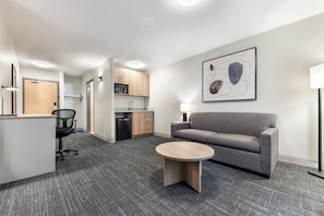 Executive Room, 1 Queen Bed, Non Smoking | Premium bedding, laptop workspace, iron/ironing board - Days Inn & Suites by Wyndham Thunder Bay (Thunder Bay)