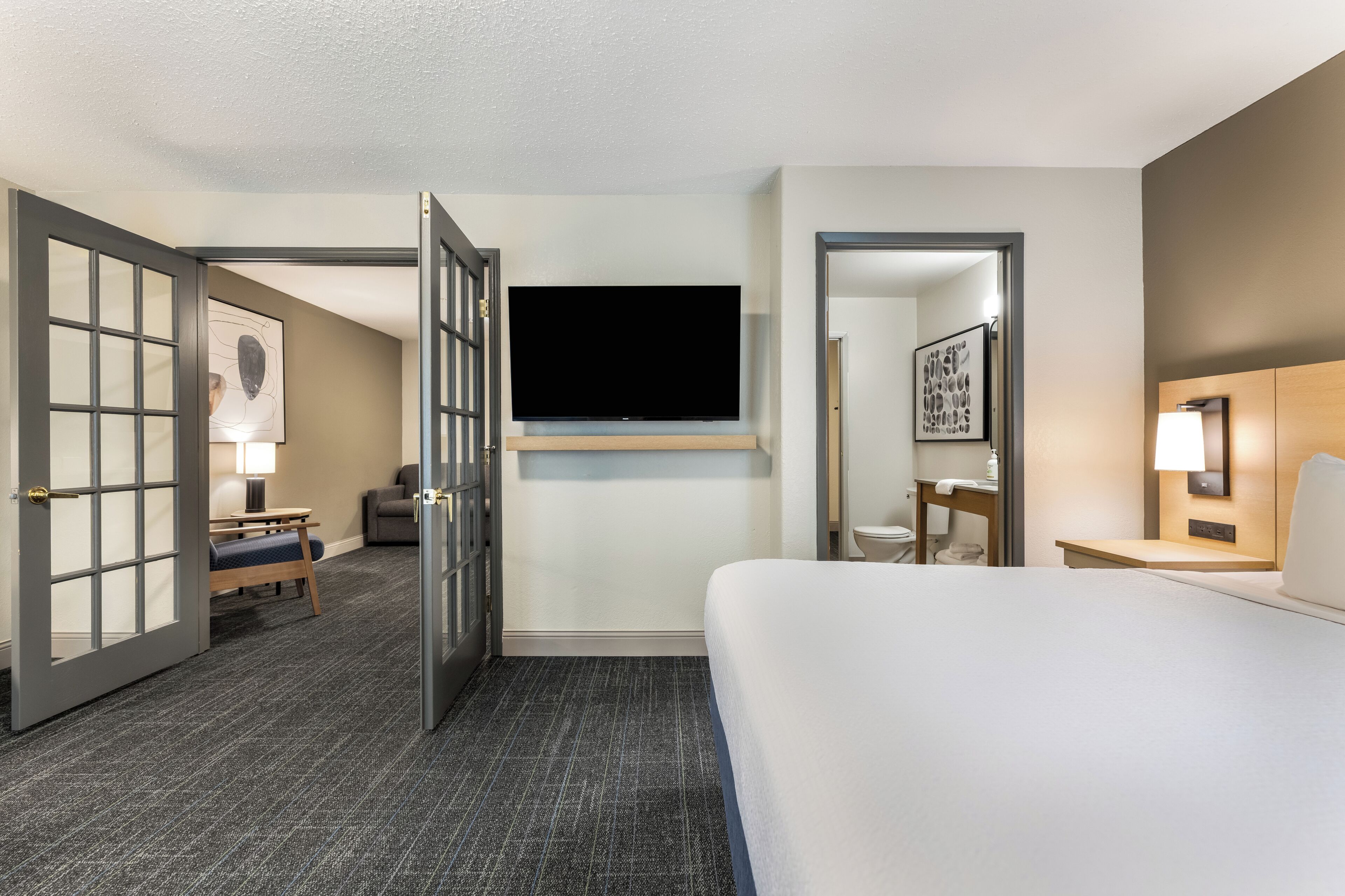 Premium bedding, laptop workspace, iron/ironing board, free WiFi