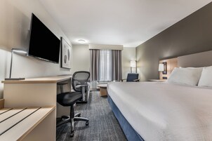 Ropa de cama de alta calidad y espacio para trabajar con laptop