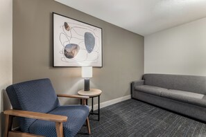 Premium bedding, laptop workspace, iron/ironing board - Days Inn & Suites by Wyndham Thunder Bay (Thunder Bay)
