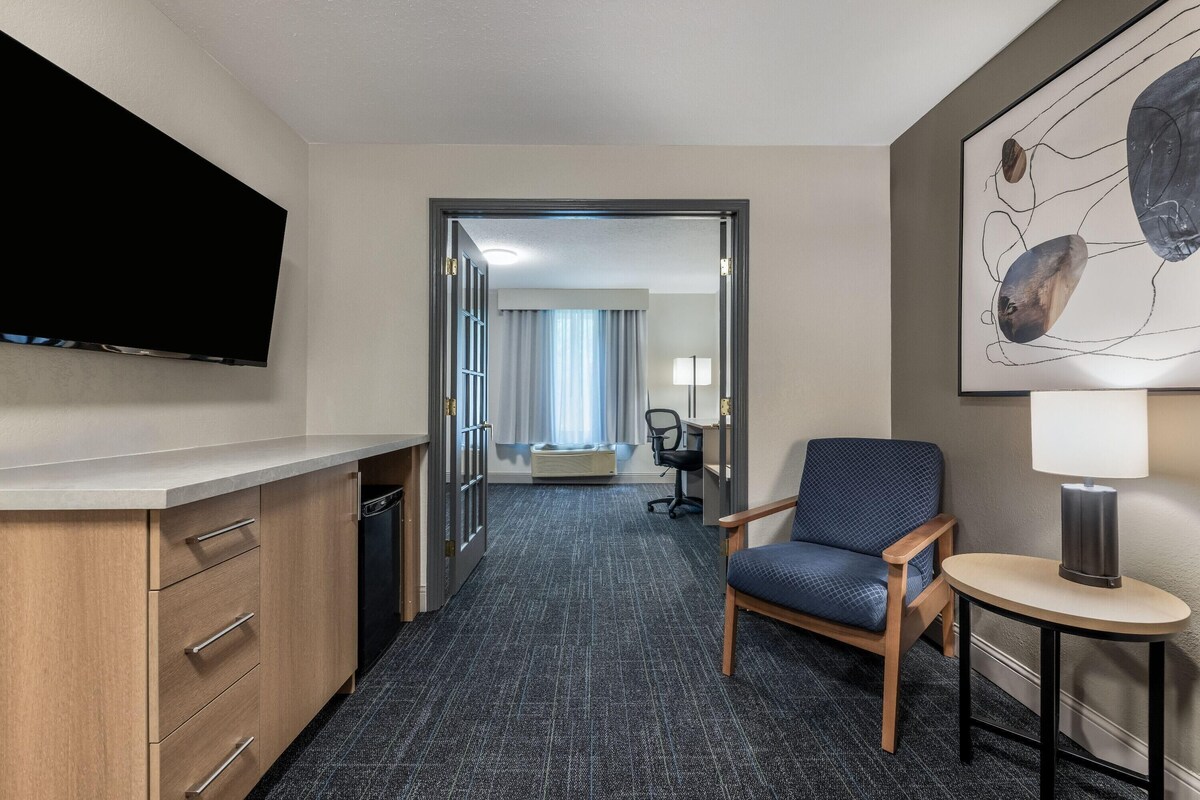 Family Suite, 1 King Bed with Sofa bed, Non Smoking | Premium bedding, laptop workspace, iron/ironing board