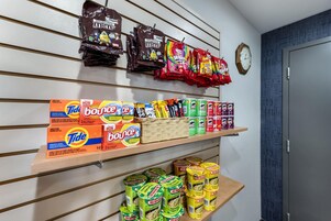 Una estantería con diversos productos de alimentación y artículos para el hogar.