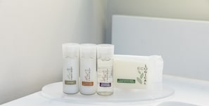 Tina con regadera, amenidades de baño gratuitas, secadora de cabello 