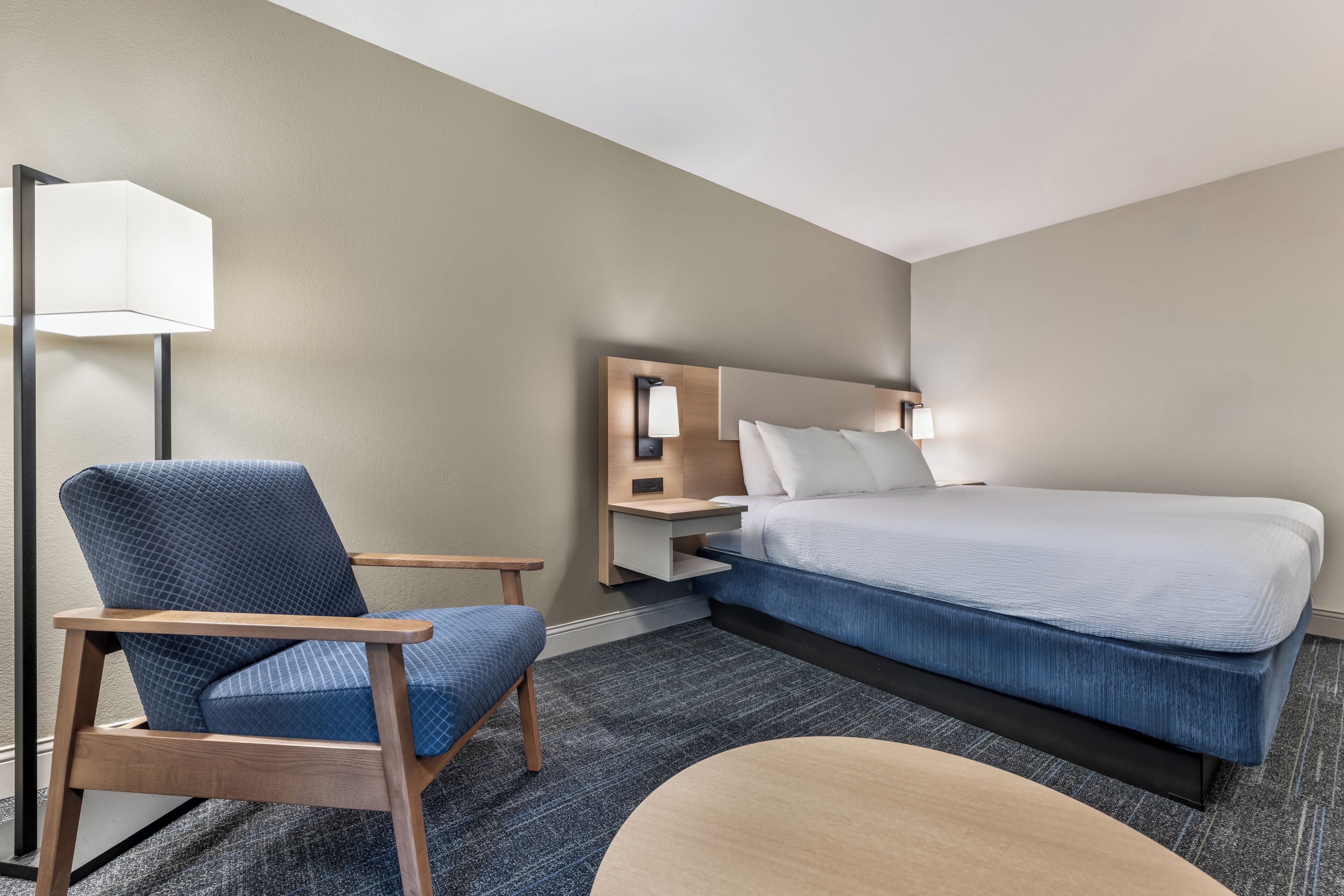 Habitación empresarial, 1 cama King size, para no fumadores | Ropa de cama de alta calidad y espacio para trabajar con laptop 