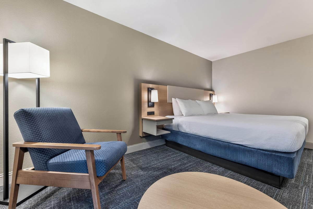 Habitación empresarial, 1 cama King size, para no fumadores | Ropa de cama de alta calidad y espacio para trabajar con laptop
