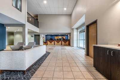 Days Inn & Suites by Wyndham Thunder Bay