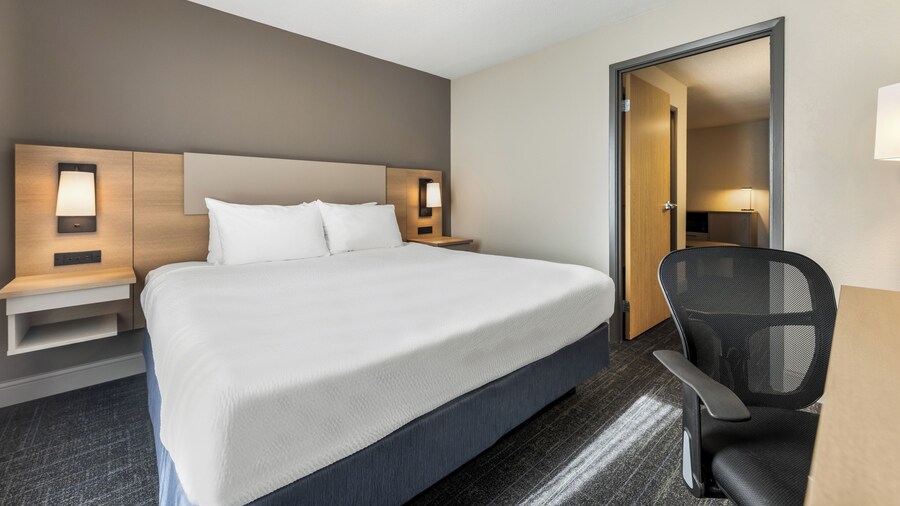 Days Inn & Suites by Wyndham Thunder Bay