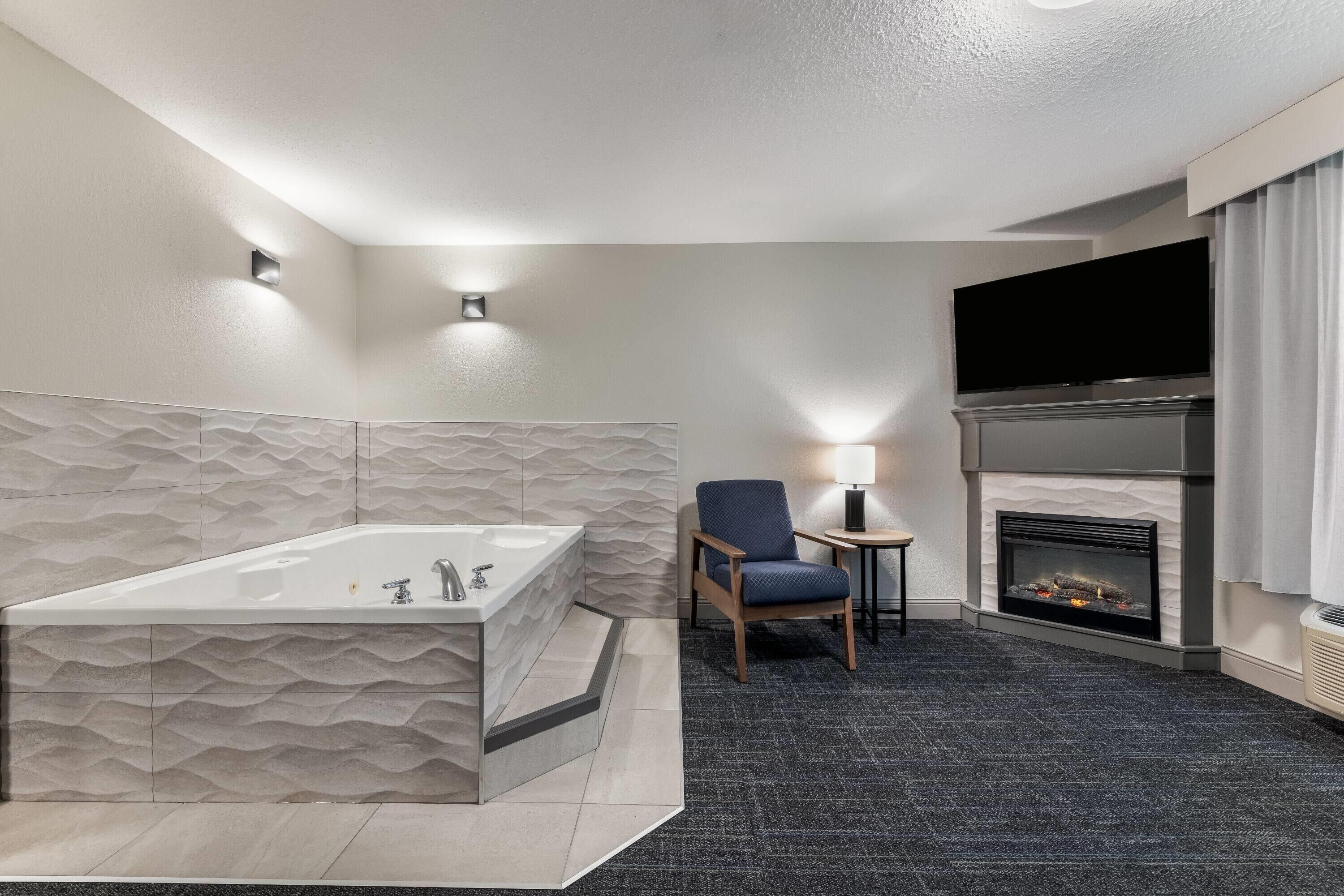 Suite, 1 King Bed, Non Smoking, Hot Tub | Premium bedding, laptop workspace, iron/ironing board