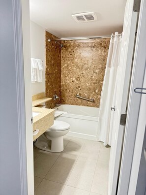 Combined shower/tub, free toiletries, hair dryer, towels