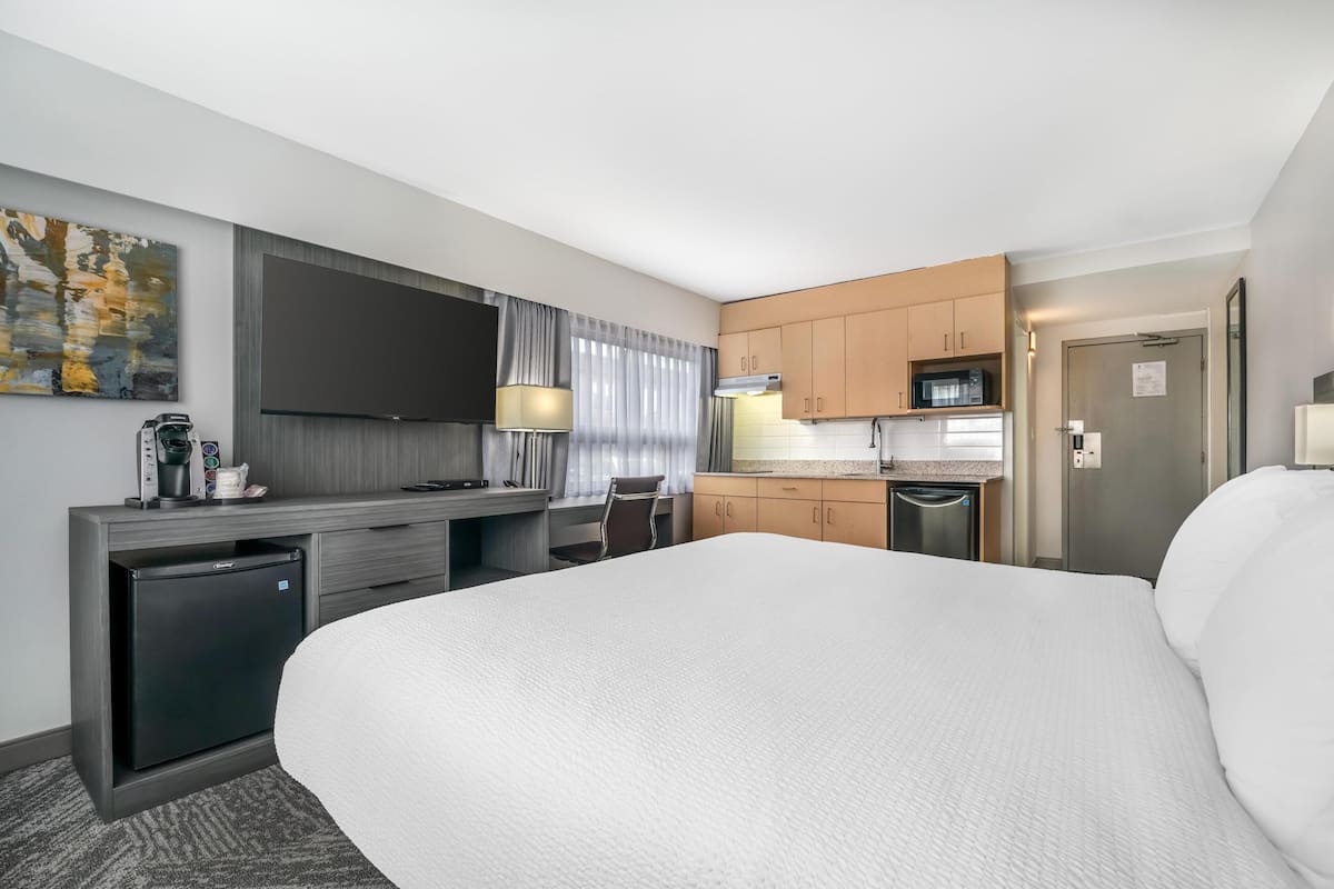 Standard Room, 1 King Bed, Non Smoking, Kitchenette