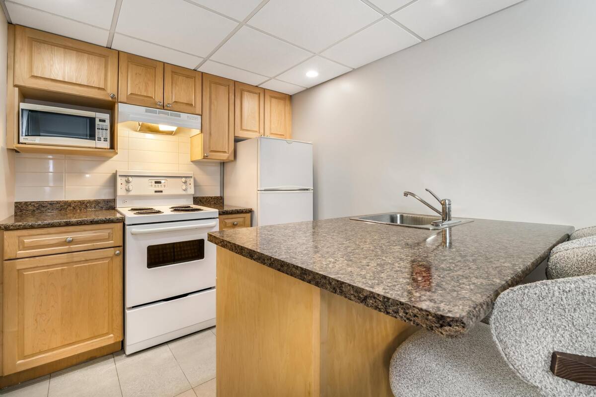 standard room, 1 king bed, non smoking, kitchen (singlesofabed;larger rm, full kitchen) | 1 bedroom, premium bedding, down duvets, desk