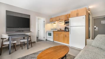 套房, 1 張加大雙人床, 非吸煙房, 廚房 (with Single Sofabed, Full Kitchen) | 高級寢具、羽絨被、書桌、遮光窗簾/窗簾
