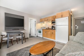 Suite, 1 Queen Bed, Non Smoking, Kitchen (with Single Sofabed, Full Kitchen)