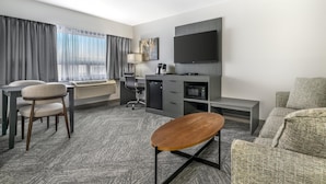 Rom – standard, 1 kingsize-seng, ikke-røyk (with Single Sofabed;Larger Room) | Sengetøy av topp kvalitet, dundyner, skrivebord og blendingsgardiner