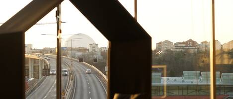Una habitación con un ventanal grande con vistas a una autopista.