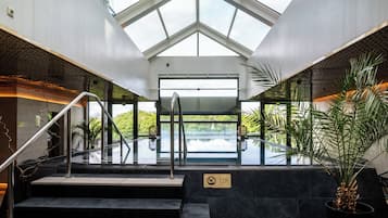 Salas de tratamiento para parejas, un sauna, baño turco