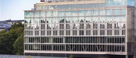 Facciata della struttura - sera/notte