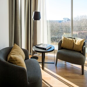 Minibar, desk, laptop workspace, iron/ironing board - Clarion Hotel Stockholm (Stockholm)