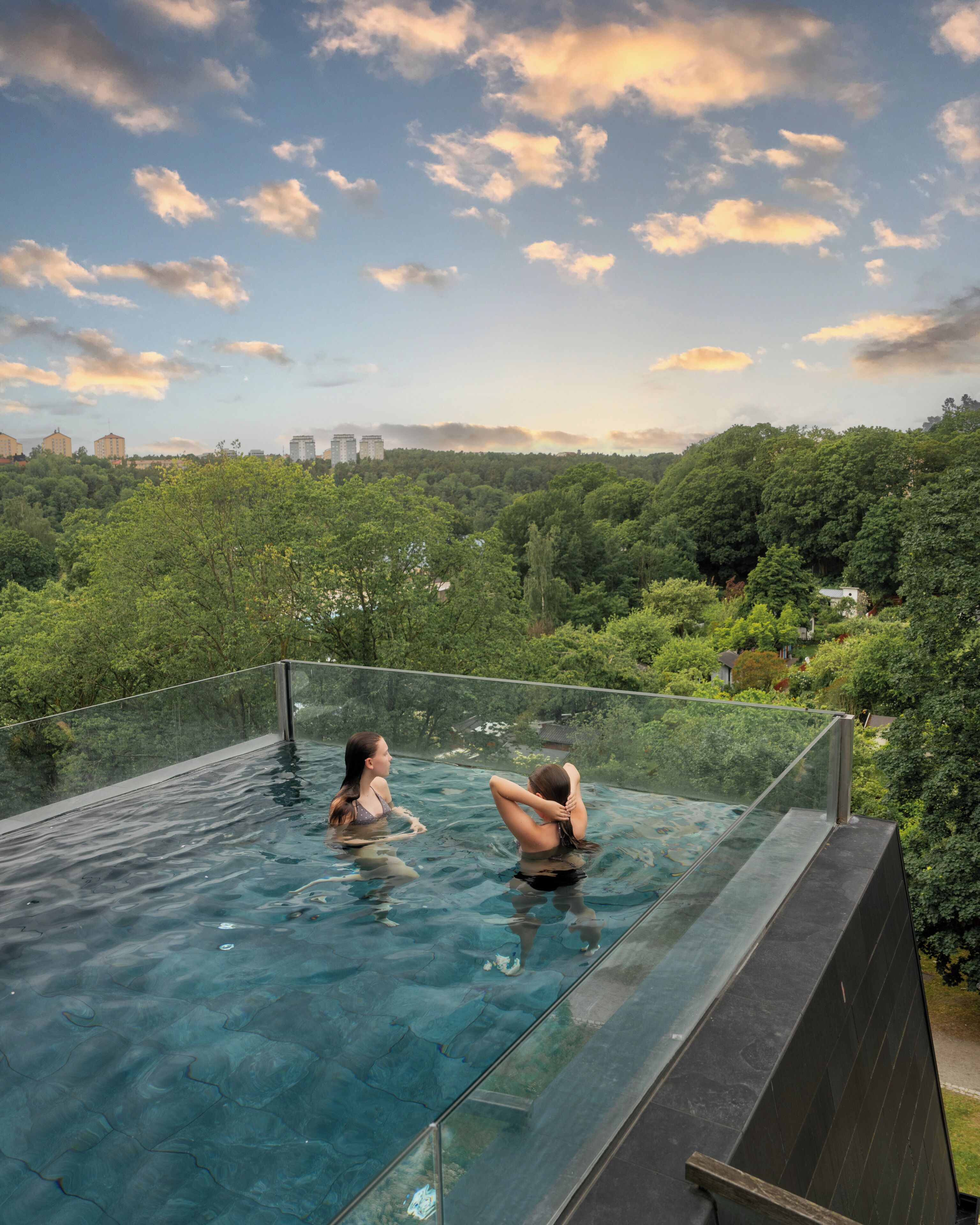 Couples treatment rooms, sauna, steam room, body treatments