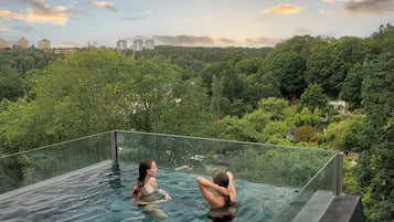 Couples treatment rooms, sauna, steam room, body treatments