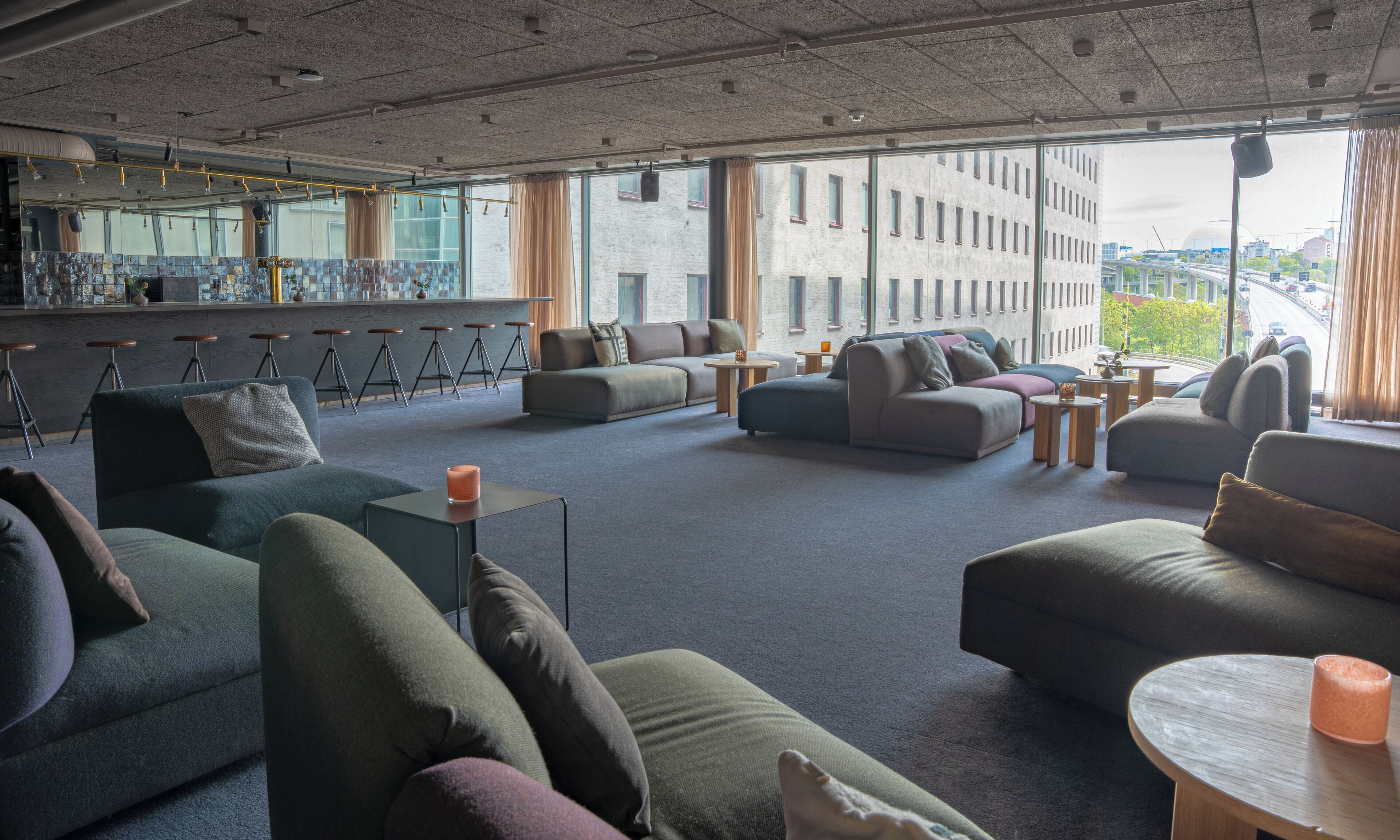 serves lunch and dinner