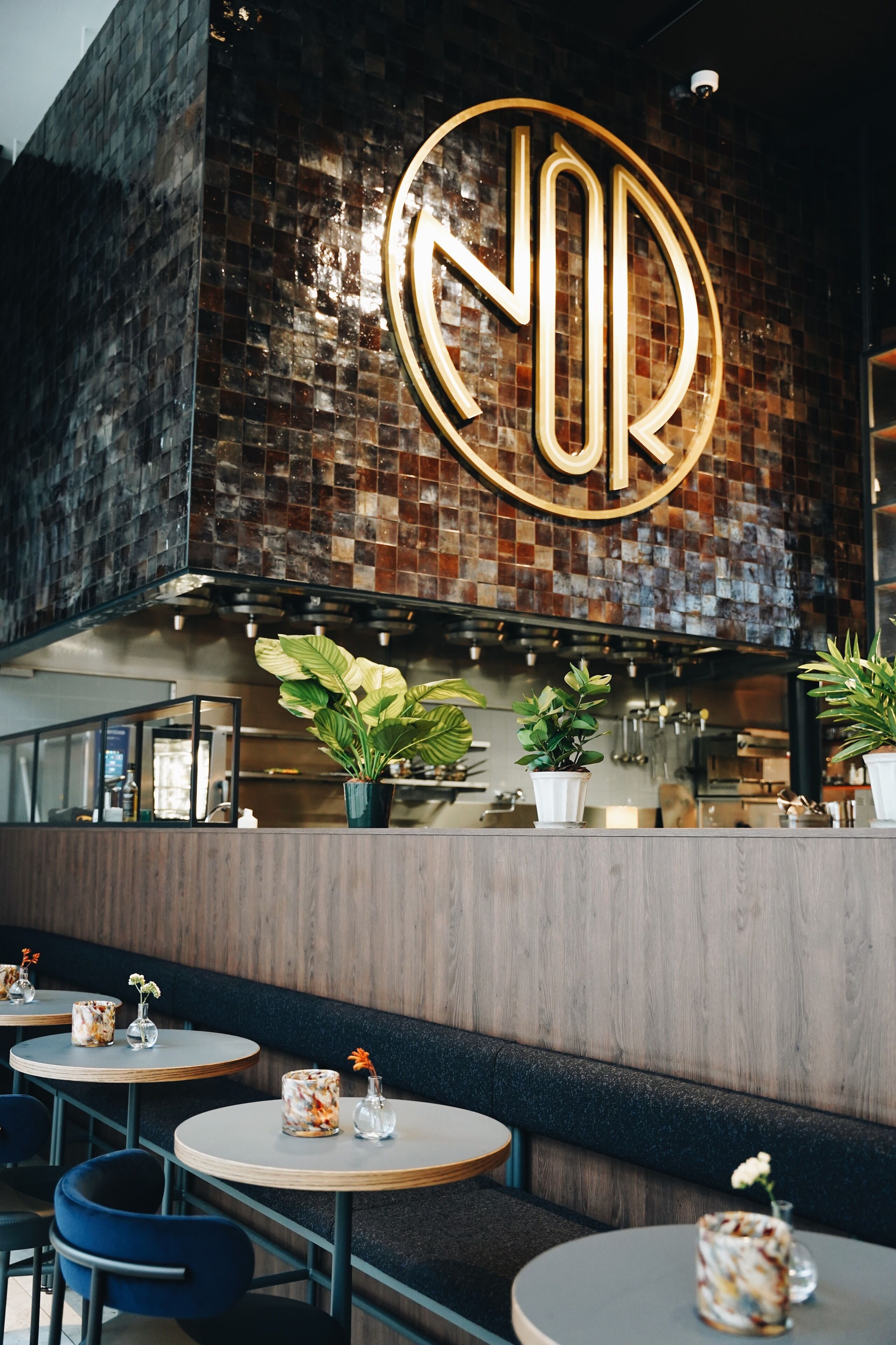 Lunch och middag serveras, med uteservering 