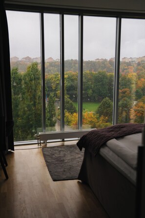 Deluxe Room | 1 bedroom, minibar, desk, laptop workspace