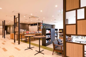 Een moderne bibliotheek met houten meubels, boekenkasten en tafels.